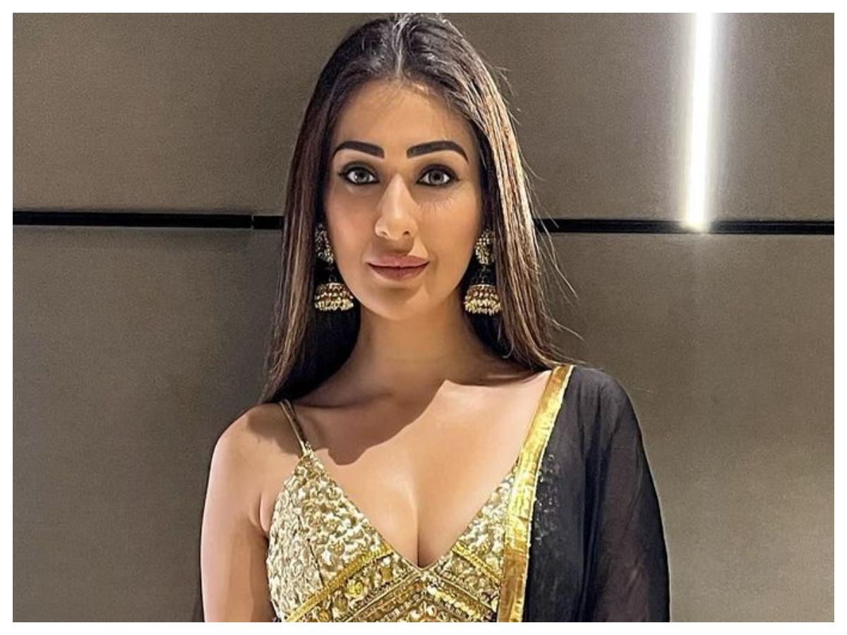 Raai Laxmi | బ్లాక్‌ డ్రెస్‌లో లక్ష్మీ రాయ్ అందాలు..