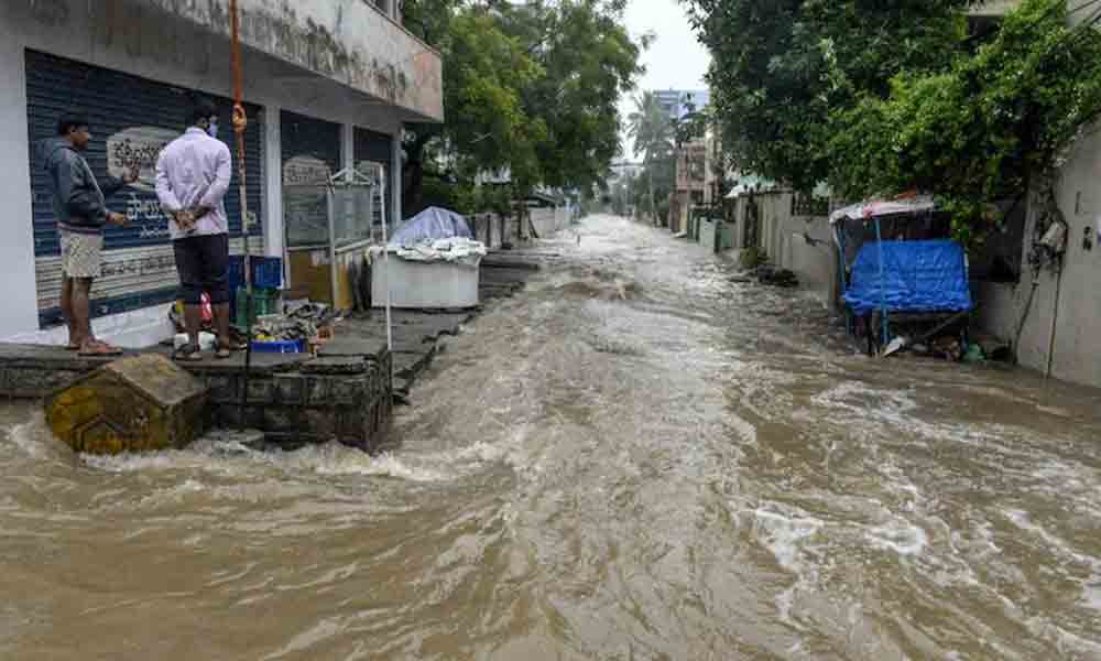 భారీ వర్షాలు.. 20 జిల్లాల్లో పాఠశాలలకు సెలవులు