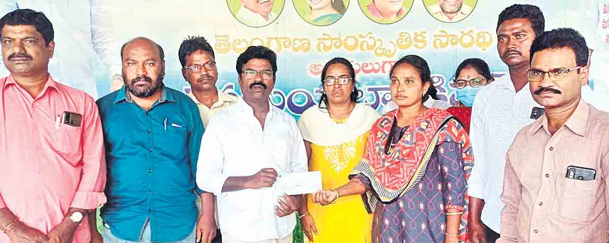 పైలం సంతోష్‌ కుటుంబానికి 5 లక్షలు