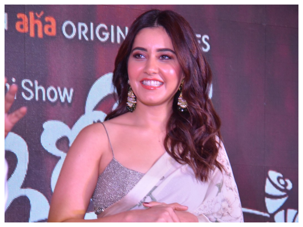 Rashi Khanna | 3 రోజెస్ ప్రీ రిలీజ్ ఈవెంట్‌లో రాశి ఖన్నా