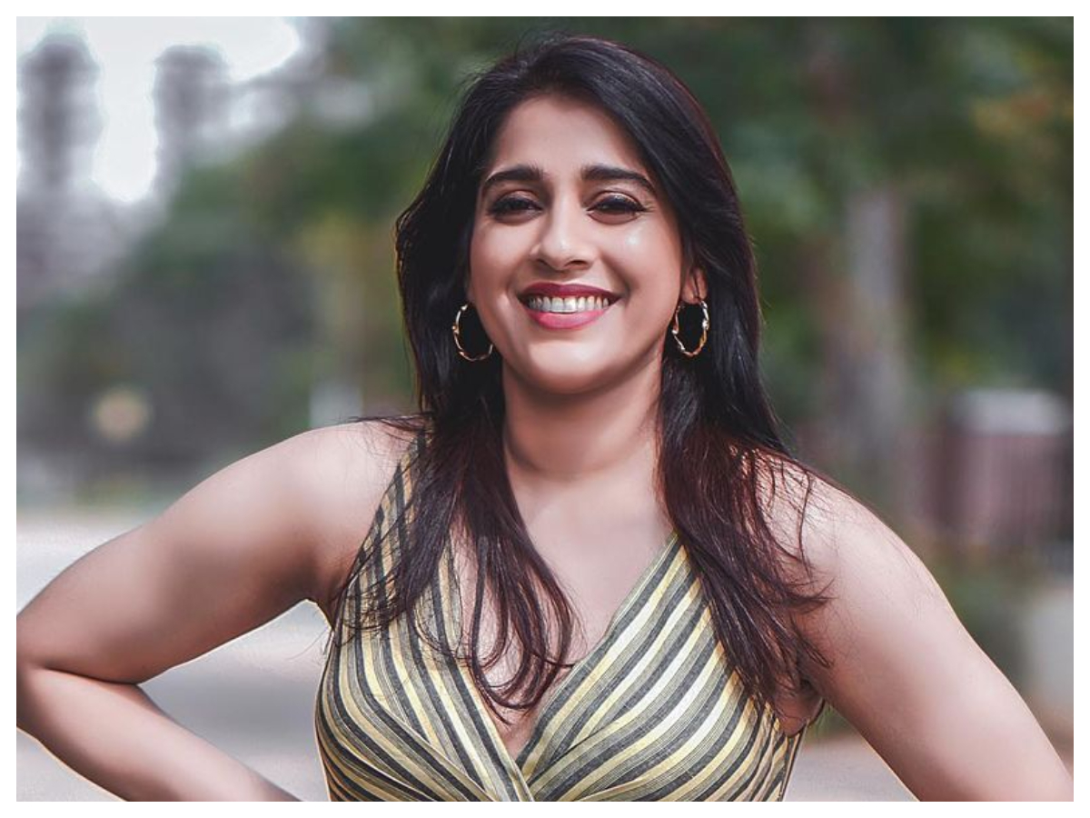 Rashmi Gautam | అందంతో కైపెక్కిస్తున్న రష్మి గౌతమ్..