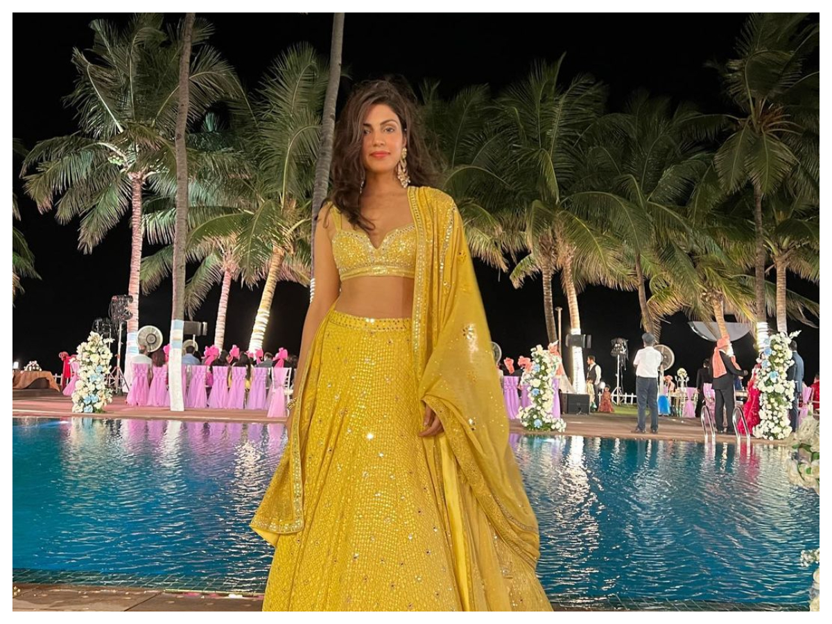 Rhea Chakraborty | ఎల్లో డ్రెస్‌లో రియా చ‌క్ర‌వర్తి..