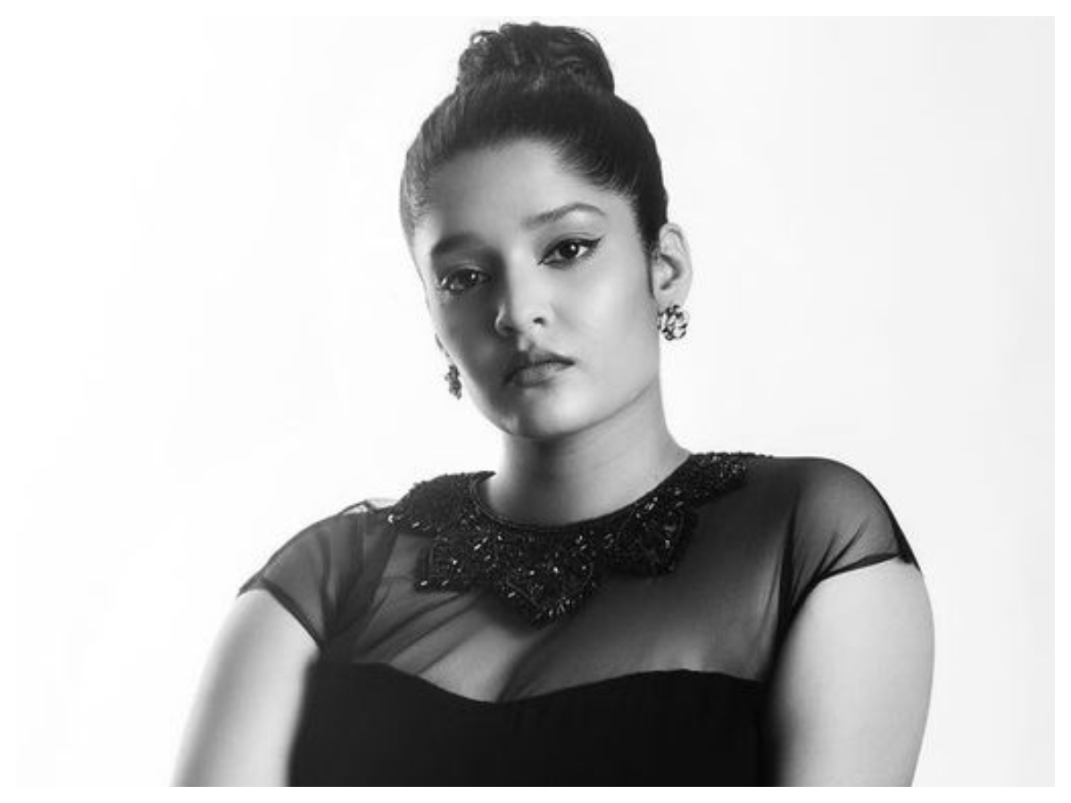 Ritika Singh | బ్లాక్ డ్రెస్‌లో రితికా సింగ్..