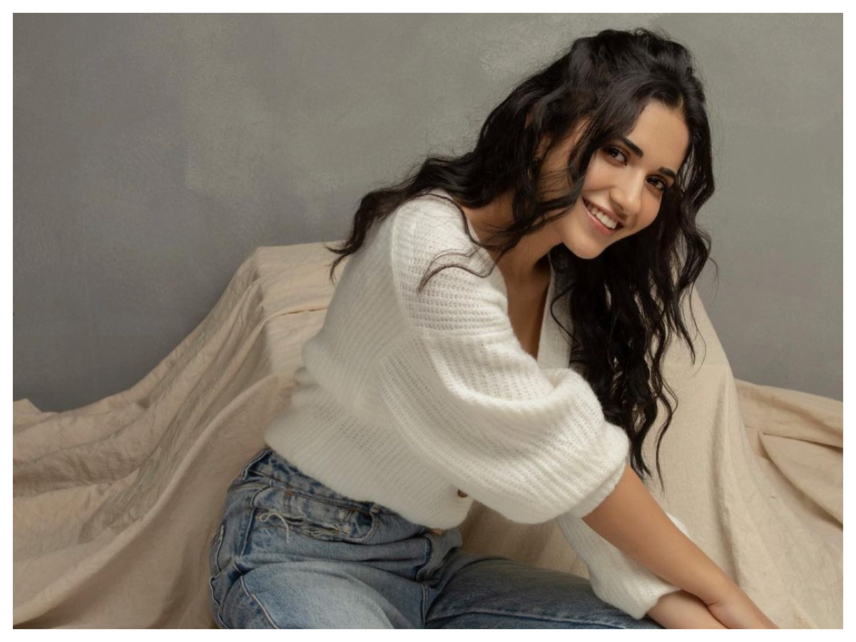 Ruhani Sharma | క్యూట్ లుక్స్‌లో  రుహాని శర్మ..