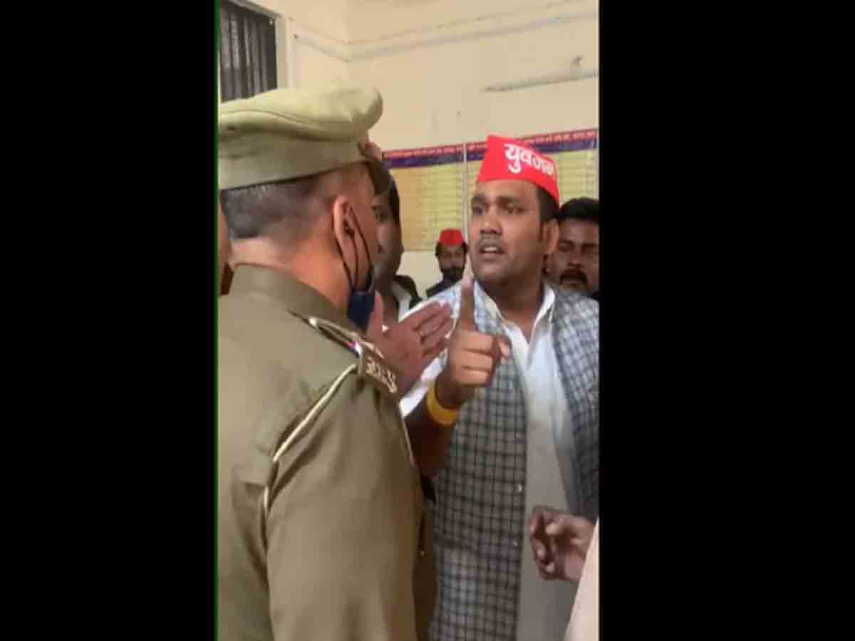 జెండా తొలగిస్తే, మీ బ్యాడ్జ్‌ పీకేస్తా.. పోలీస్‌కు ఎస్పీ నేత వార్నింగ్‌