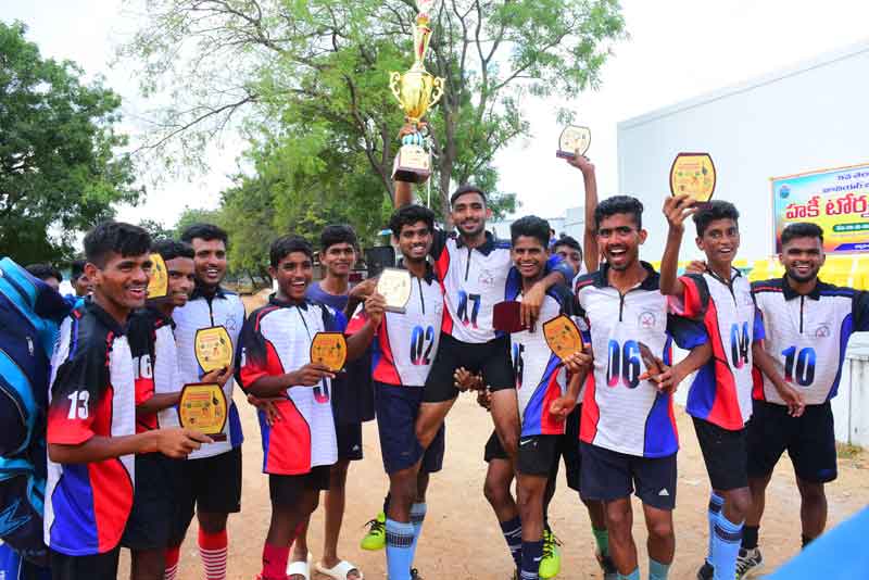 మహబూబ్‌నగర్‌కు హాకీ ట్రోఫీ