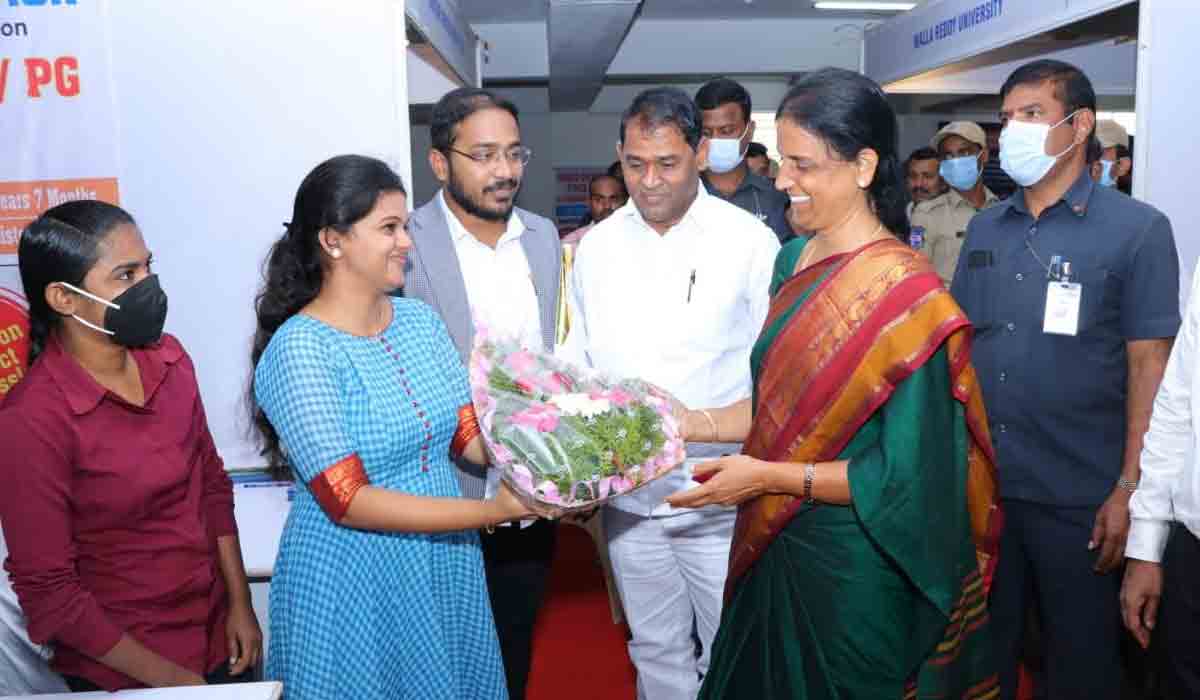 ‘టీ న్యూస్‌’ ఎడ్యుకేషన్‌ ఫెయిర్‌ను ప్రారంభించిన మంత్రి సబిత