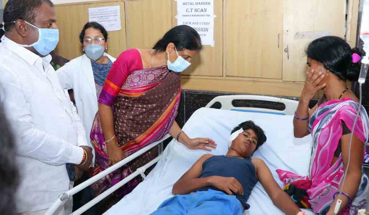 గాయ‌ప‌డ్డ విద్యార్థుల‌ను ప‌రామ‌ర్శించిన మంత్రి సబితా ఇంద్రారెడ్డి