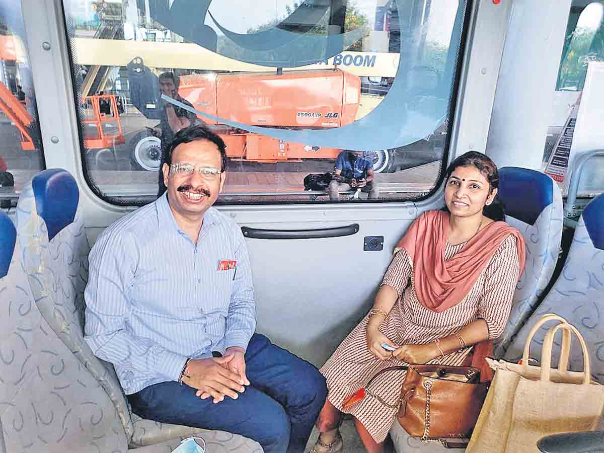 ఆర్టీసీ బస్సులో.. కుటుంబ సమేతంగా..