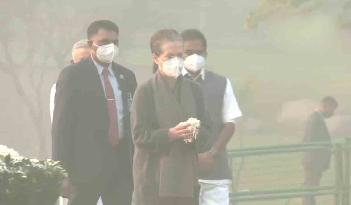 మాజీ ప్రధాని ఇందిరా గాంధీ జయంతి.. సోనియా నివాళి