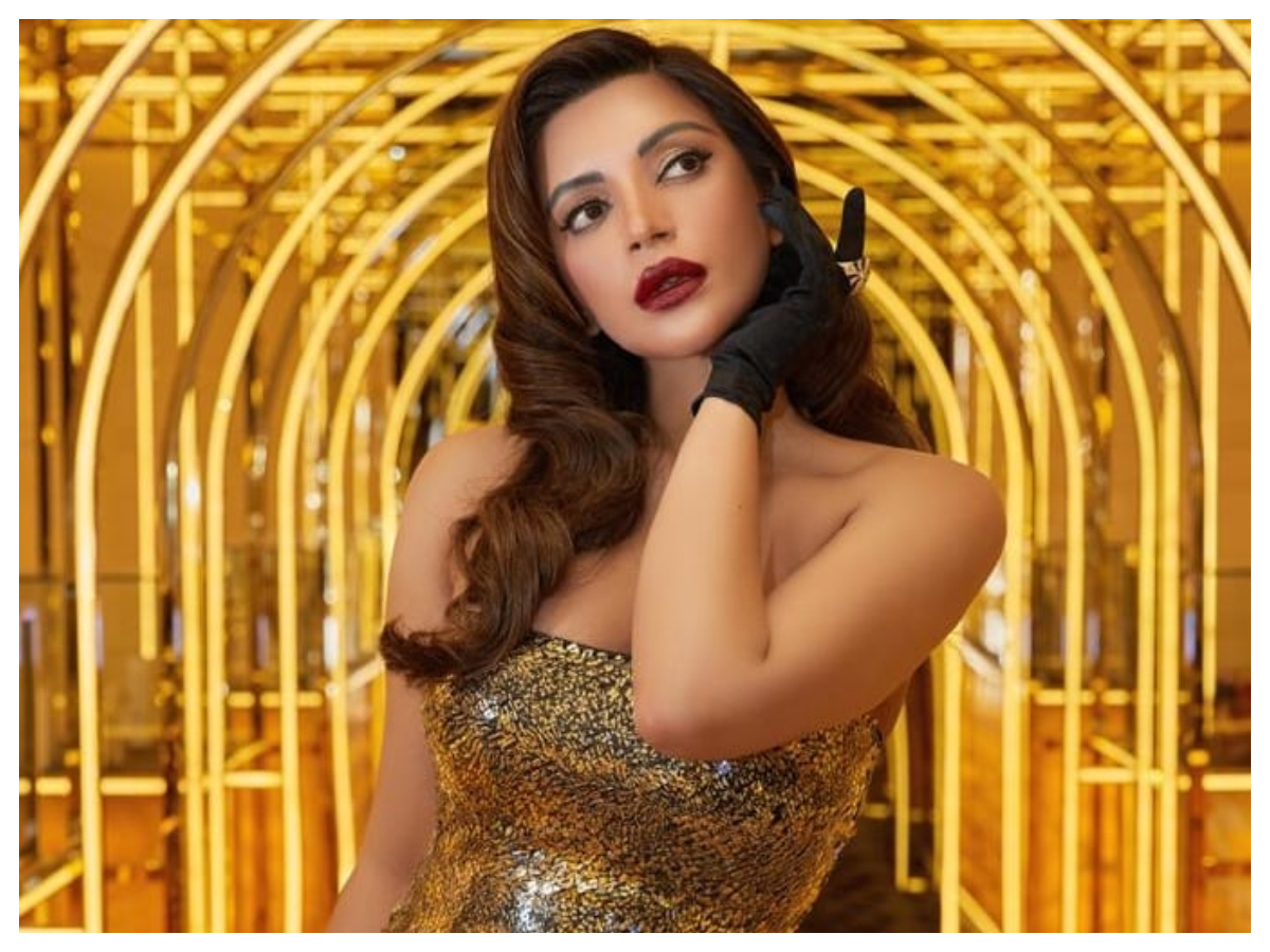 Shama Sikander | గోల్డెన్ డ్రెస్‌లో షామా సికందర్ హొయలు..