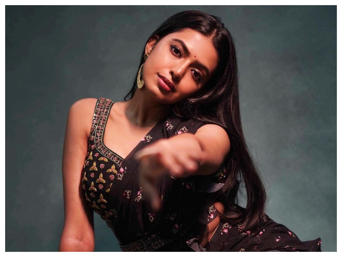 Shivani Rajashekar | చీర‌క‌ట్టులో ట్రెండింగ్ అవుతున్న రాజశేఖర్ శివాని..