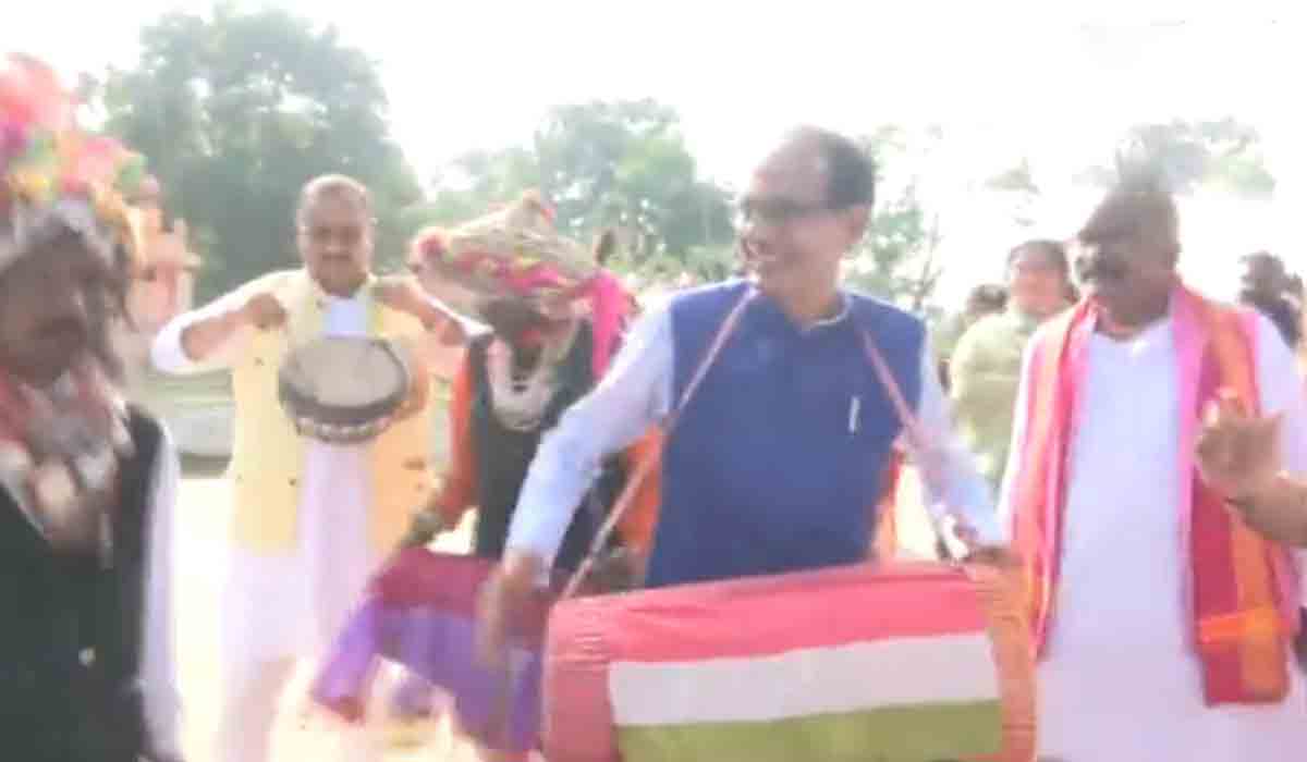 Shivraj Singh Chouhan: డోలు వాయిస్తూ డ్యాన్స్ చేసిన సీఎం.. వీడియో