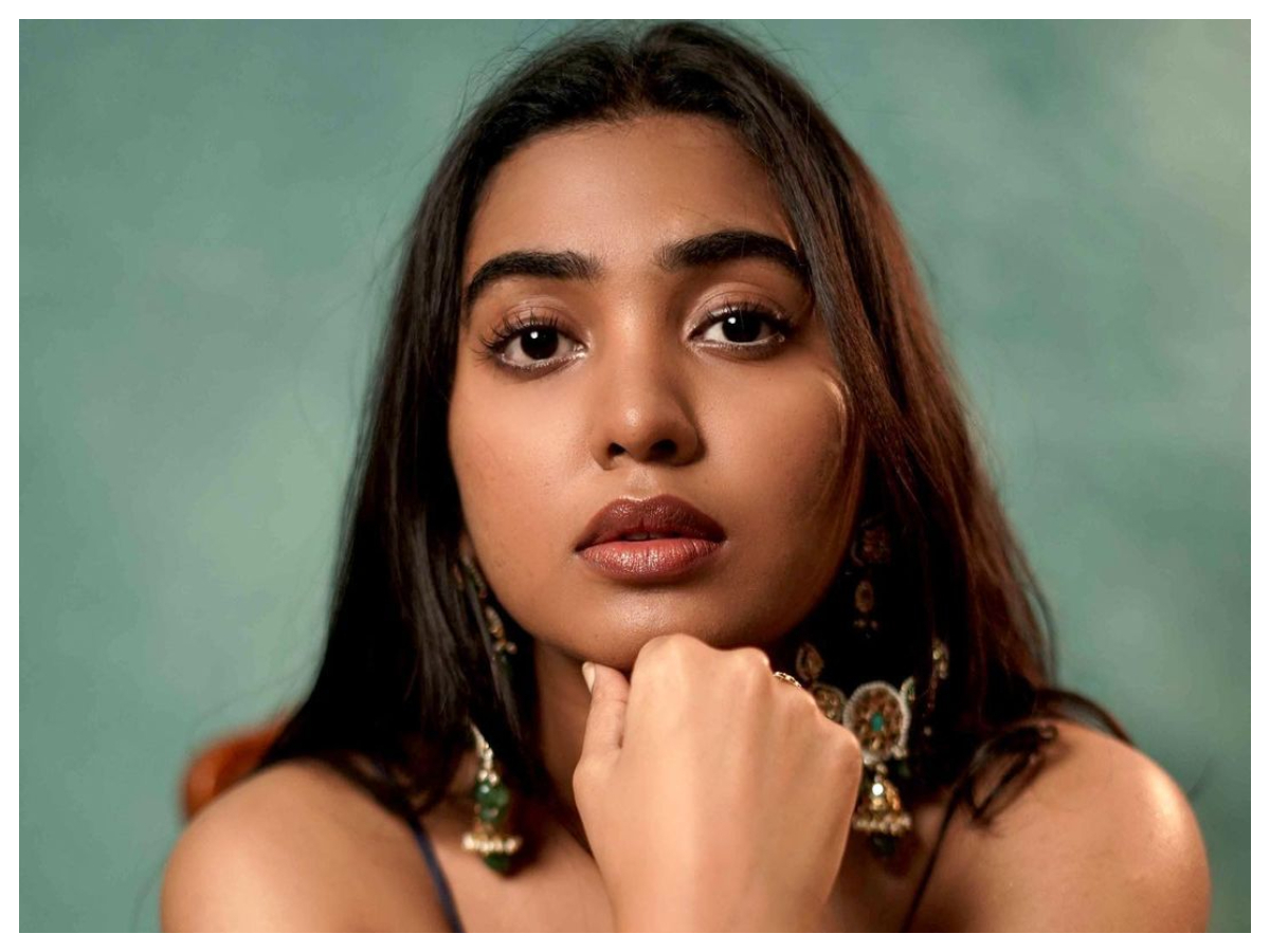 Shivathmika Rajashekar | మైండ్ బ్లాక్ చేస్తోన్న దొరసాని అందాలు..