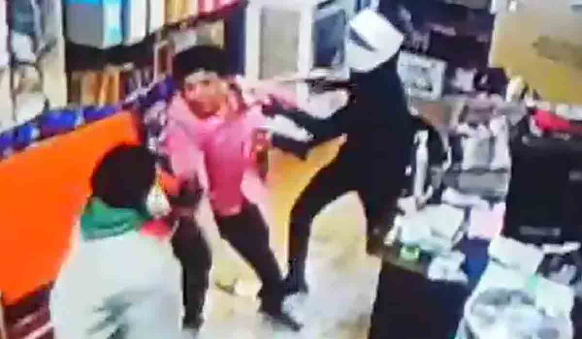 షాపు కీప‌ర్‌ను క‌త్తితో పొడిచి చంపిన దుండ‌గులు.. న‌గ‌దు చోరీ