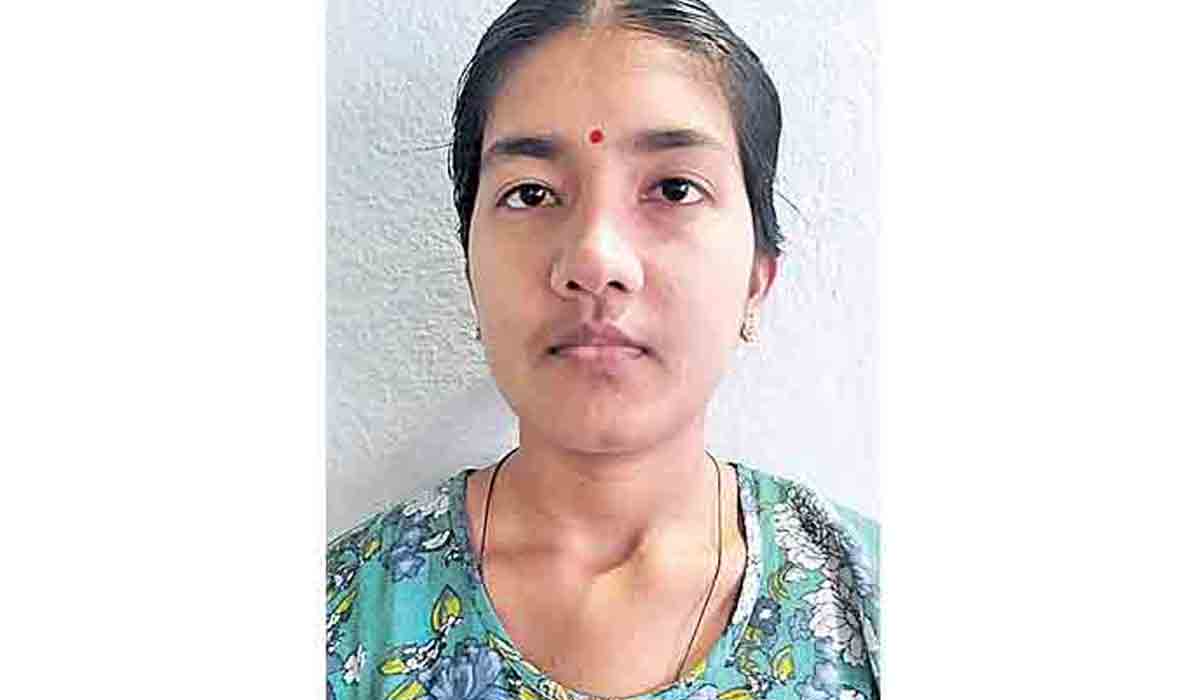 ఆర్థిక స్థోమత లేక.. ఆగిన ఎంబీబీఎస్‌! దాతల  ఎదురుచూపులు