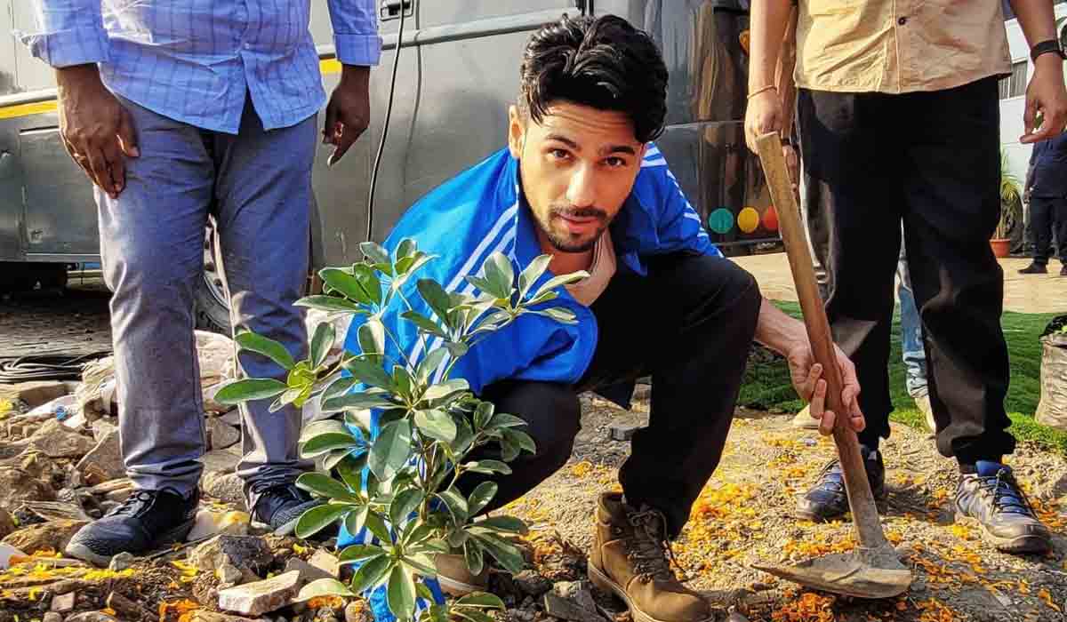 గ్రీన్ ఇండియా చాలెంజ్.. మొక్క‌లు నాటిన సిద్ధార్థ్ మ‌ల్హోత్రా