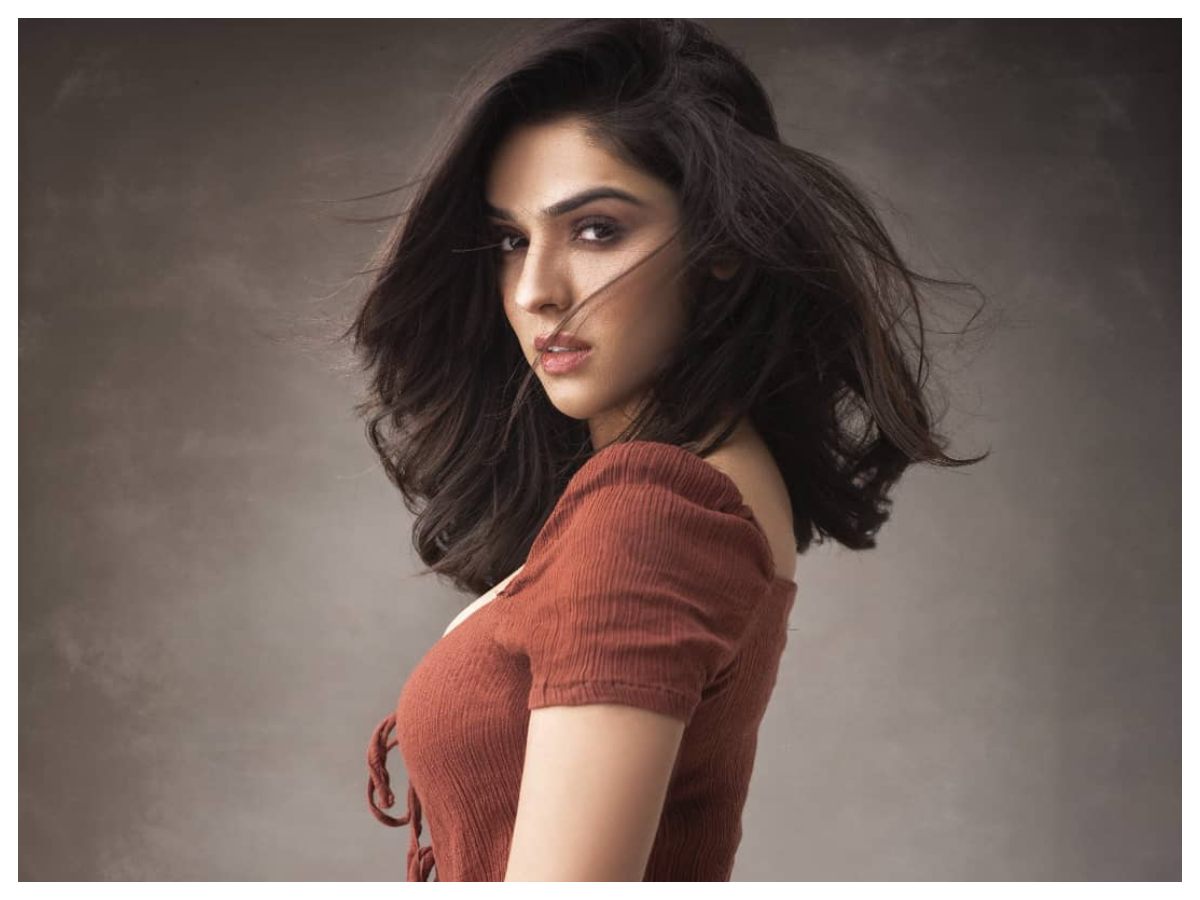 Sidhika Sharma | ఓరచూపులతో కైపెక్కిస్తున్న సిద్ధికా శర్మ..