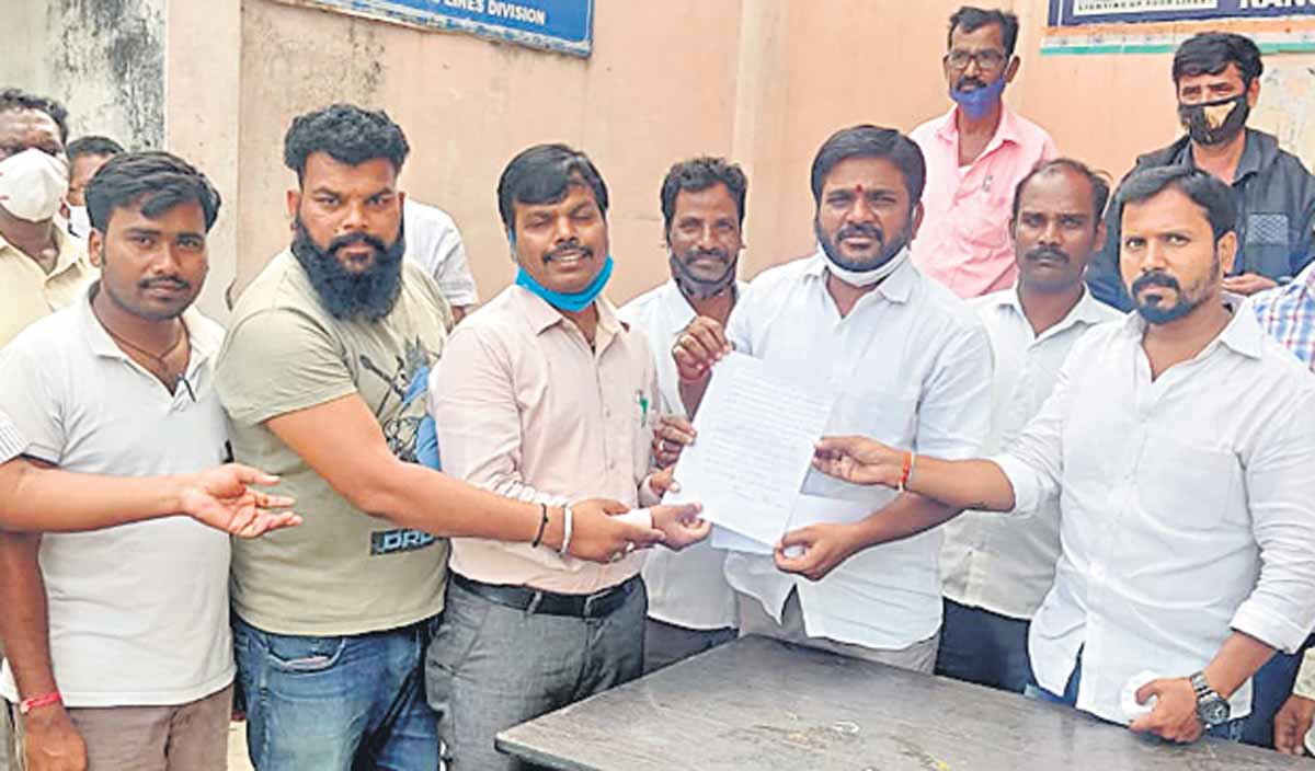 సింగరేణి కాలనీలో విద్యుత్‌ అధికారుల ఇంటింటి సర్వే