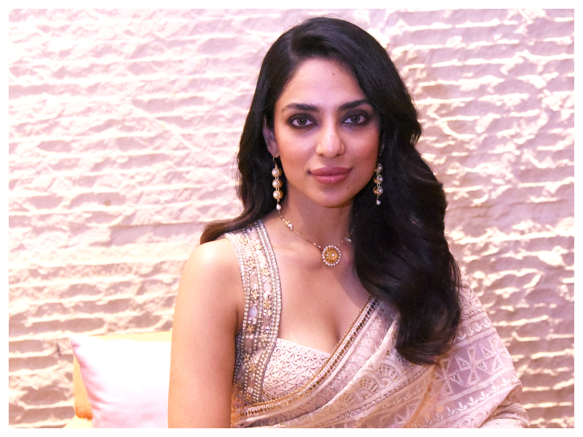 Sobhita Dhulipala | కురుప్ మూవీ ప్రీ రిలీజ్ ఈవెంట్‌లో శోభితా ధూళిపాళ..