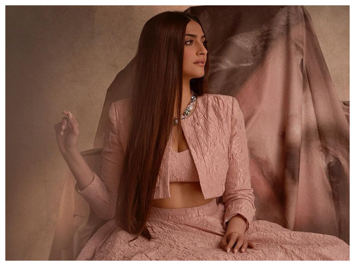 Sonam Kapoor | సోన‌మ్ క‌పూర్ కిల్లింగ్ లుక్స్‌కు కుర్రకారు ఫిదా..