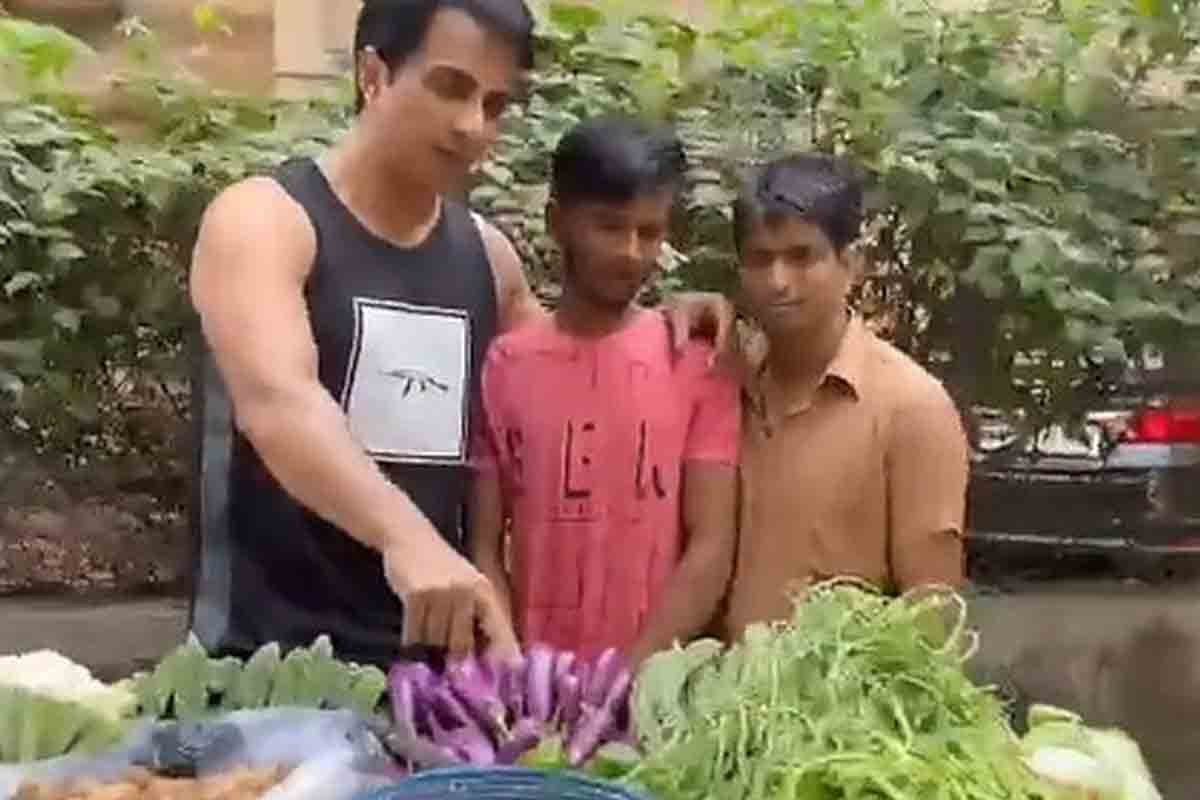 Viral video: యువ‌కుల‌తో క‌లిసి కూర‌గాయ‌లు అమ్మిన సోనూసూద్..!