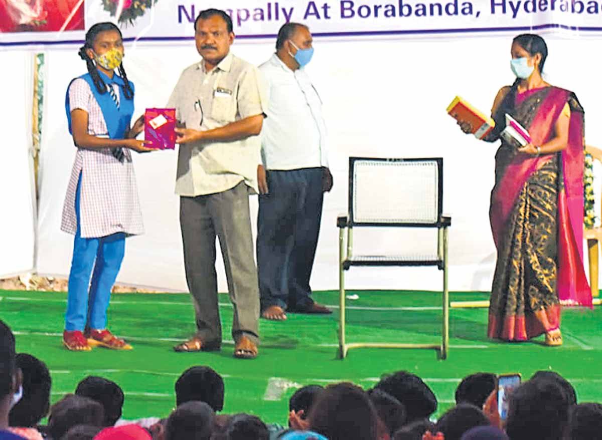 విద్యార్థులను ప్రోత్సహించాలి