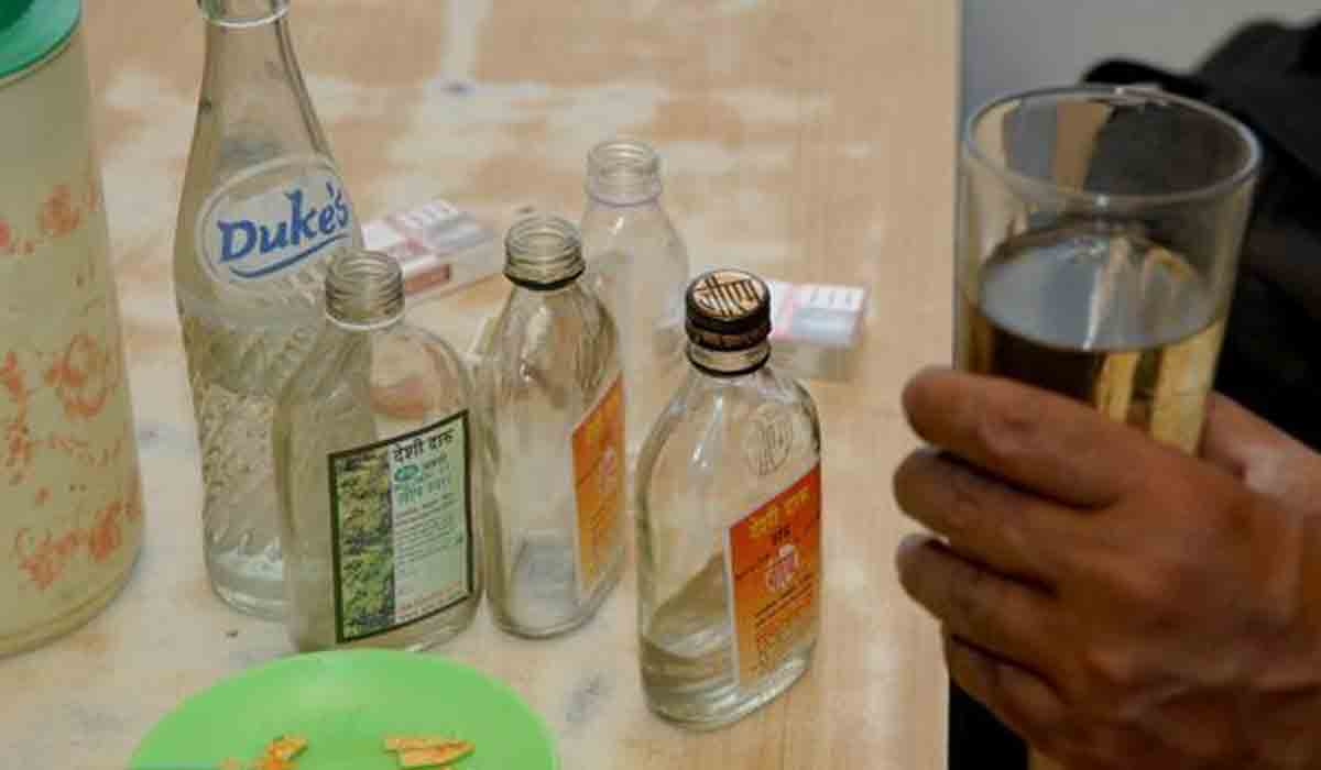 రోడ్డు పక్కన దొరికిన మద్యం బాటిల్‌.. స్నేహితులకు ఇవ్వగా తాగి ఆసుపత్రిపాలు