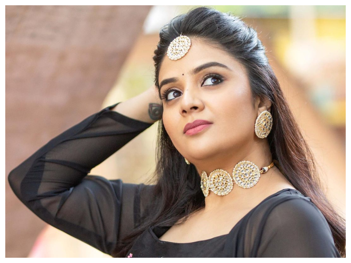 Sreemukhi | బ్లాక్‌ డ్రెస్‌లో అందంతో కైపెక్కిస్తున్న శ్రీముఖి..