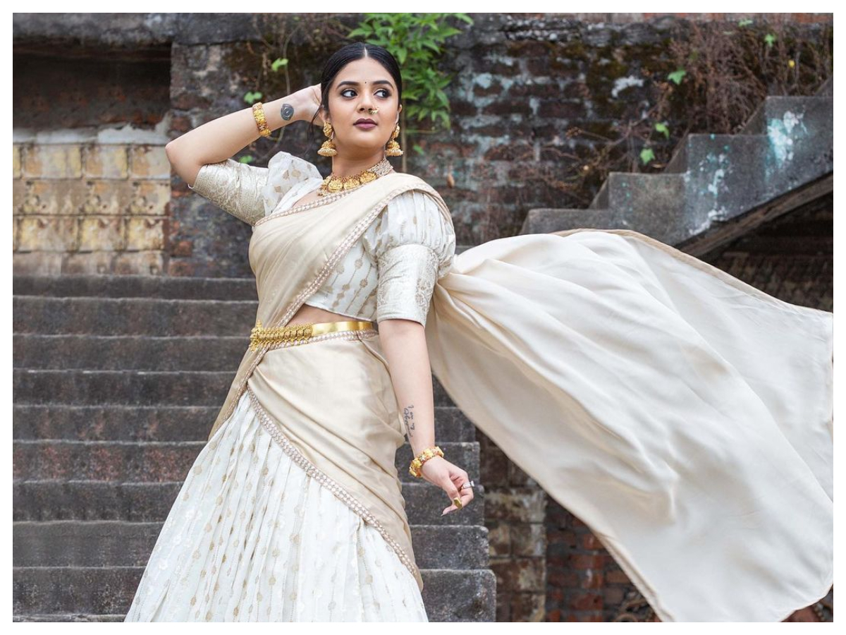 Sreemukhi | లంగాఓణిలో అలరిస్తున్న శ్రీముఖి..