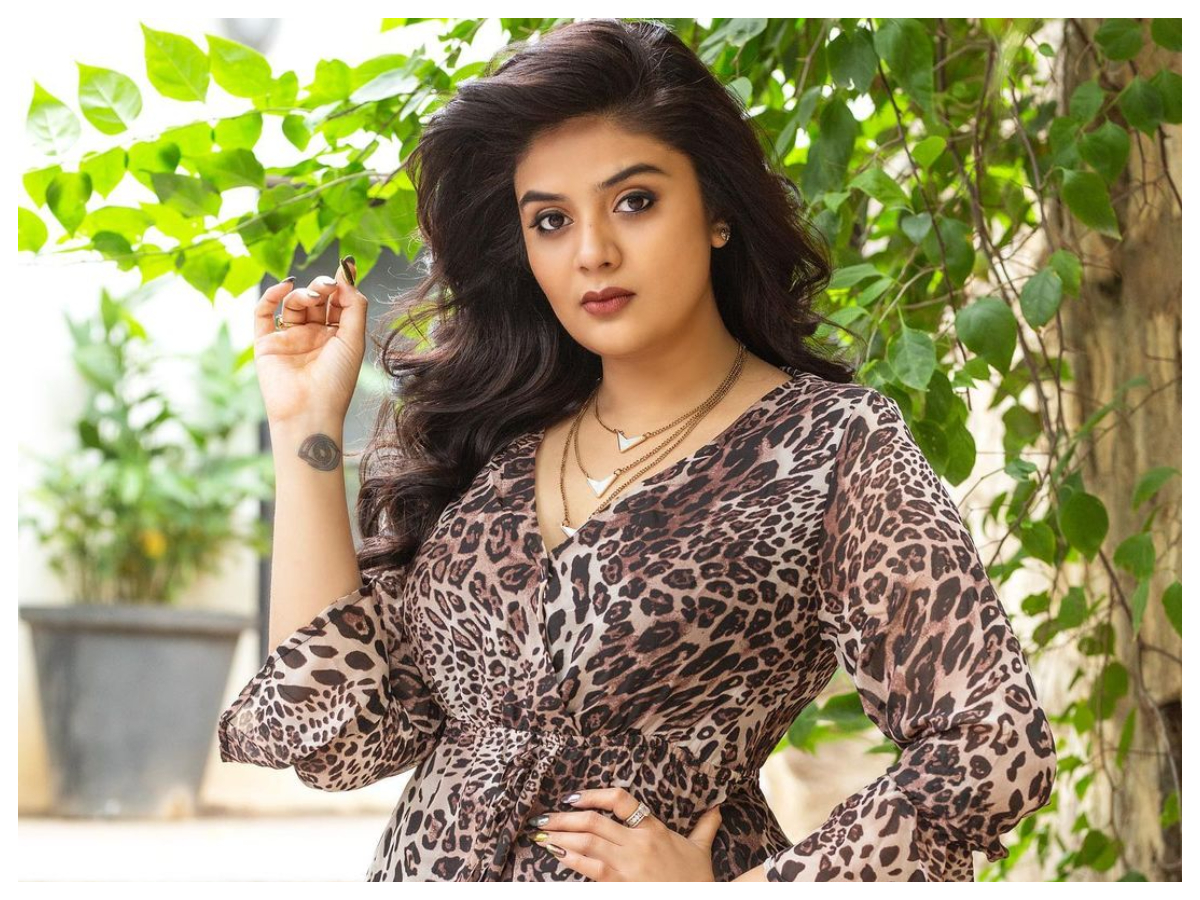 Sreemukhi | పొట్టి స్కర్టులో కైపెక్కిస్తున్న శ్రీముఖి..