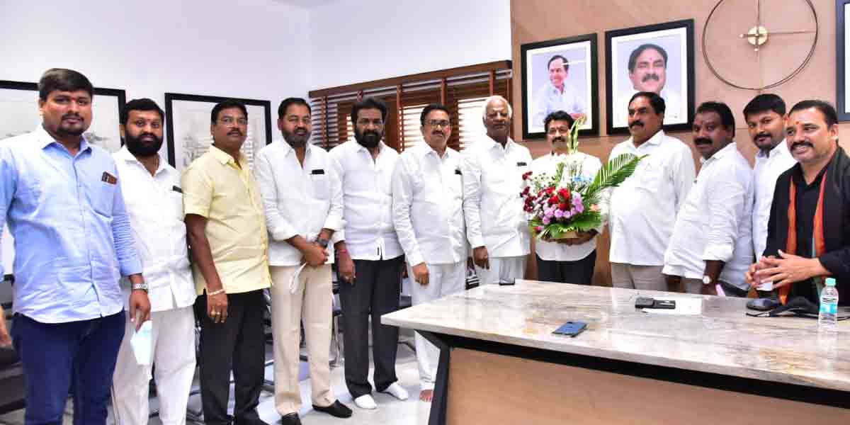 శ్రీనివాస్‌రెడ్డిని అభినందించిన మంత్రి దయాకర్‌రావు