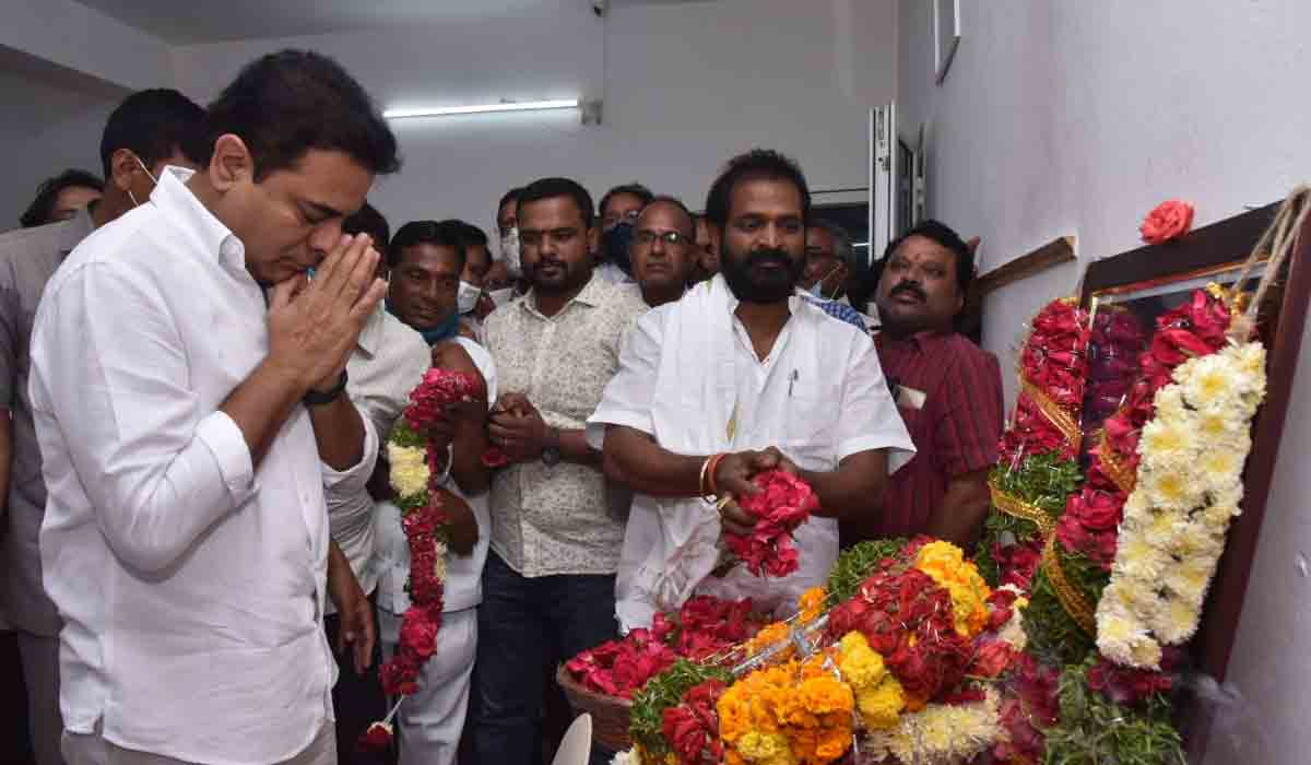 మంత్రి శ్రీనివాస్ గౌడ్‌ను ప‌రామ‌ర్శించిన కేటీఆర్