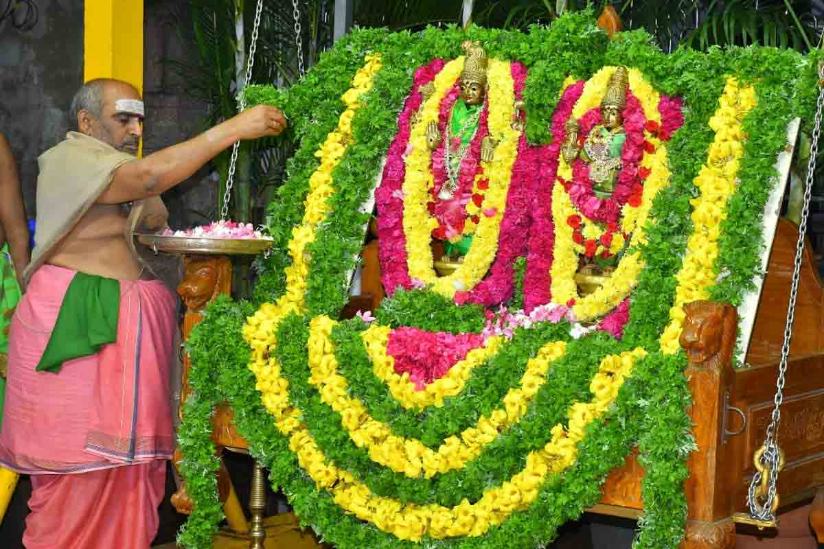 Srisailam temple | కనుల పండువలా భ్రామరి ఊయలసేవ