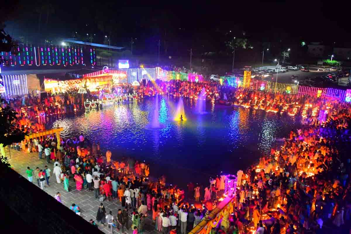 Srisailam Temple | కనులపండువలా కృష్ణవేణికి హారతి.. వైభవంగా లక్ష దీపార్చన