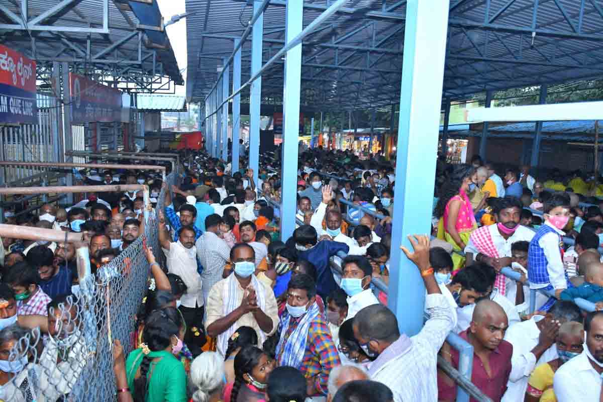 Srisailam Temple | శ్రీశైలానికి పోటెత్తిన భక్తులు