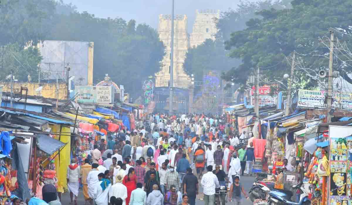 శ్రీశైలంలో భ‌క్తుల ర‌ద్దీ.. కృష్ణమ్మ ఒడిలో పుణ్యస్నానాలు.. కార్తీక దీపాలు