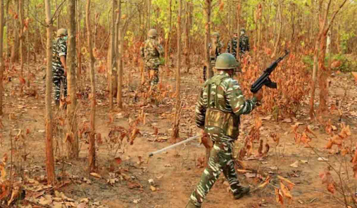 Naxals | విద్యార్థిని సహా ఐదుగురిని ఎత్తుకెళ్లిన మావోయిస్టులు