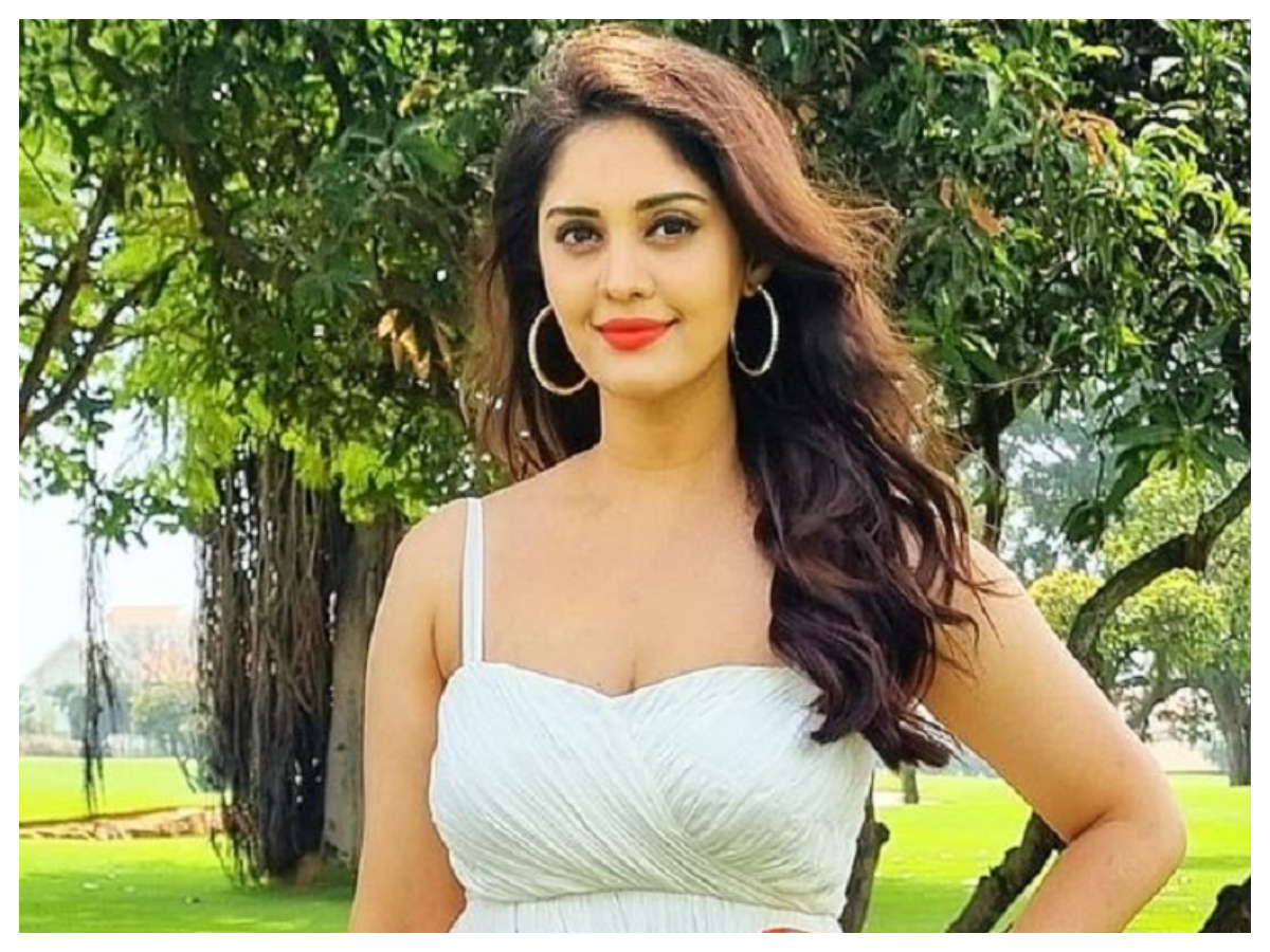 Surbhi Puranik | వైట్ డ్రెస్‌లో సురభి పురాణిక్ సోయగం..