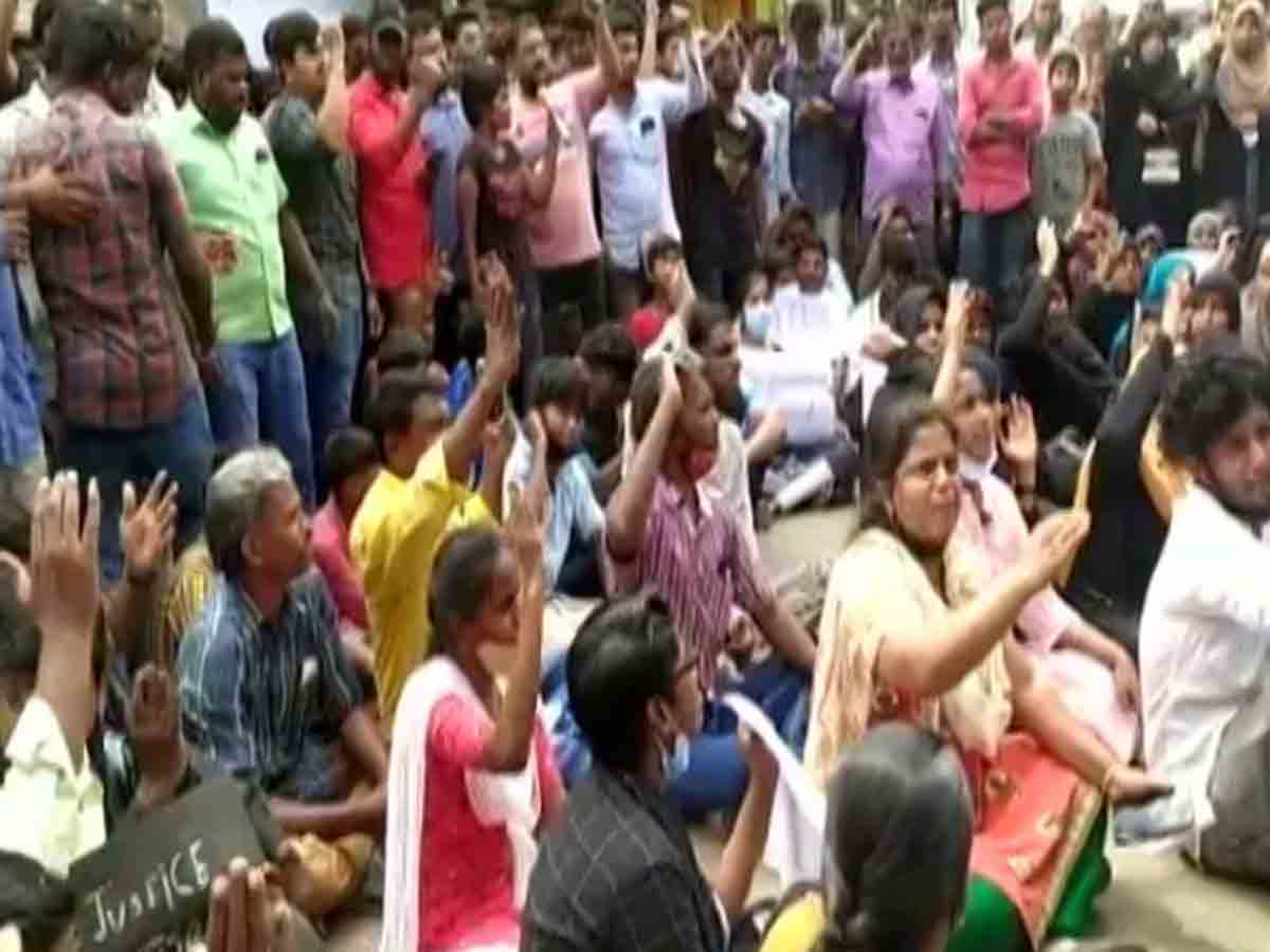 విద్యార్థిని ఆత్మహత్య.. లైంగిక వేధింపులకు పాల్పడిన టీచర్‌ అరెస్ట్‌