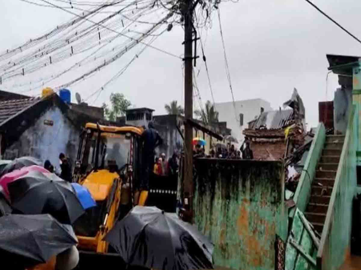 గోడ కూలి నలుగురు పిల్లలతో సహా 9 మంది మృతి