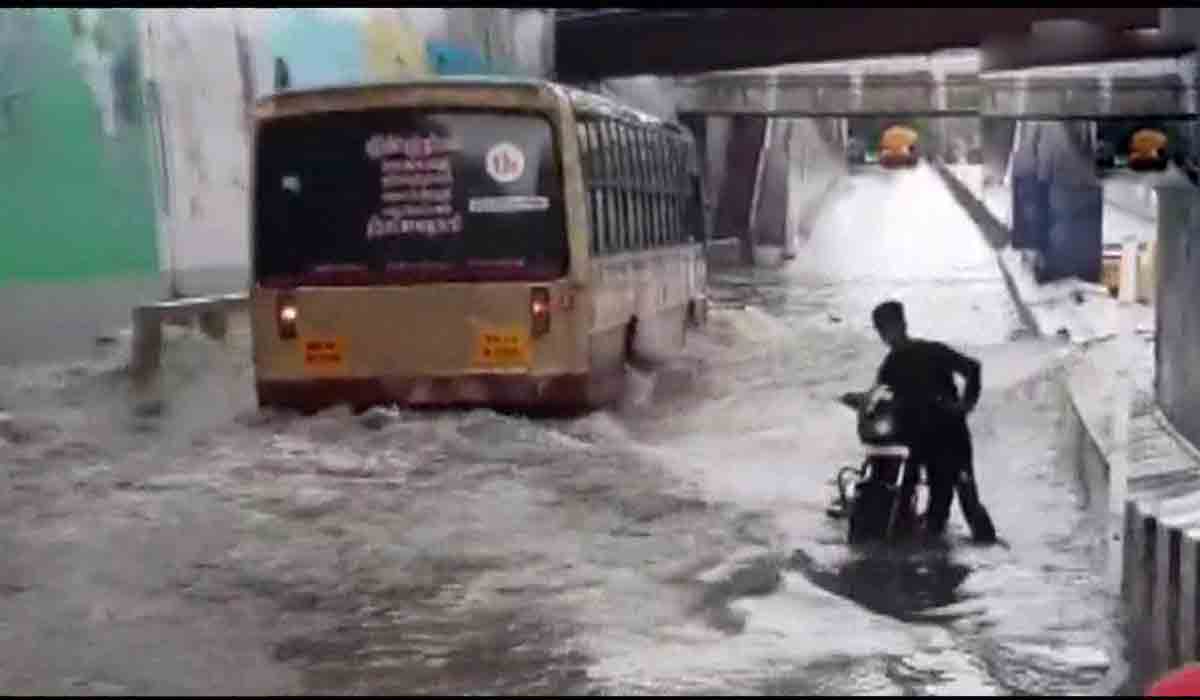 Tamil Nadu rain: త‌మిళ‌నాడులో భారీ వ‌ర్షాలు.. వ‌ర‌ద‌గుప్పిట్లో తిరుచిరాప‌ల్లి