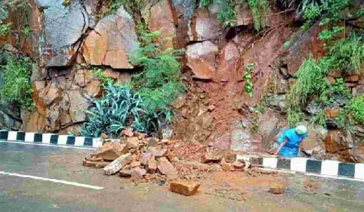 వ‌ర్ష బీభ‌త్సం.. తిరుమ‌ల ఘాట్ రోడ్లు మూసివేత‌