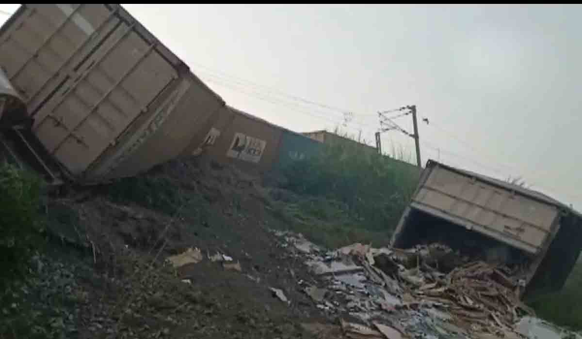 Train derailed: ప‌ట్టాలు త‌ప్పిన గూడ్స్ రైలు.. ఎనిమిది వ్యాగ‌న్‌లు బోల్తా