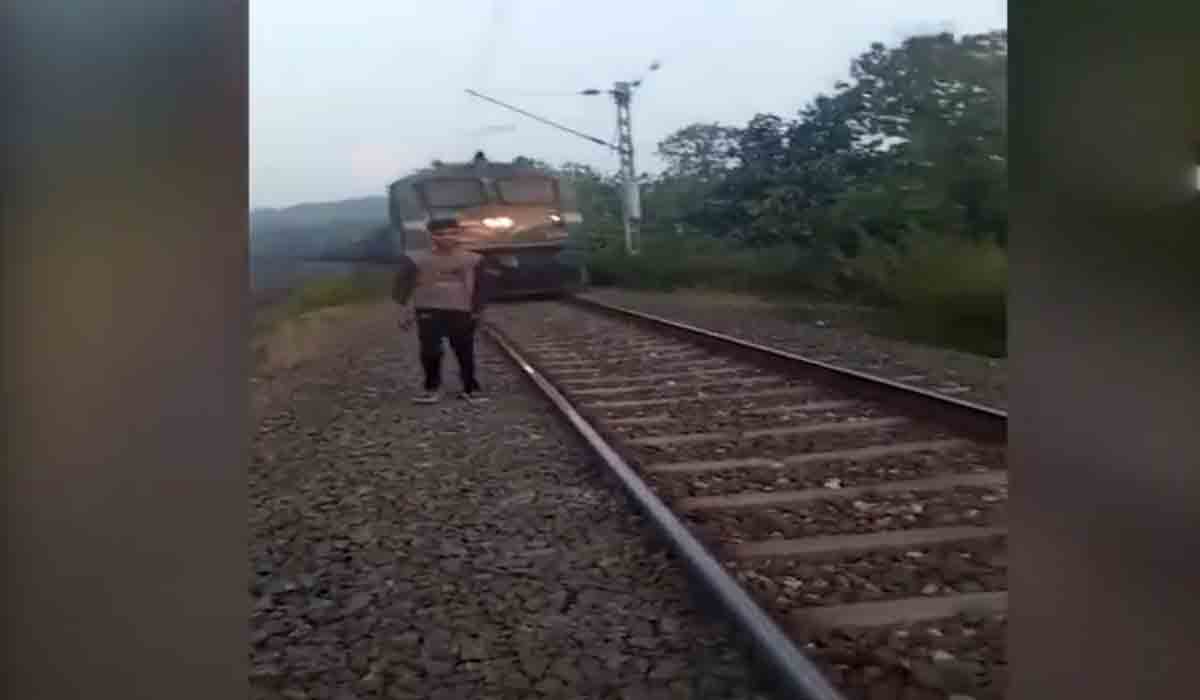 Train hit a man: ట్రాక్ ప‌క్క‌నే వీడియో కోసం ఫోజు.. వేగంగా ఢీకొట్టిన రైలు.. యువ‌కుడు దుర్మ‌ర‌ణం.. వీడియో