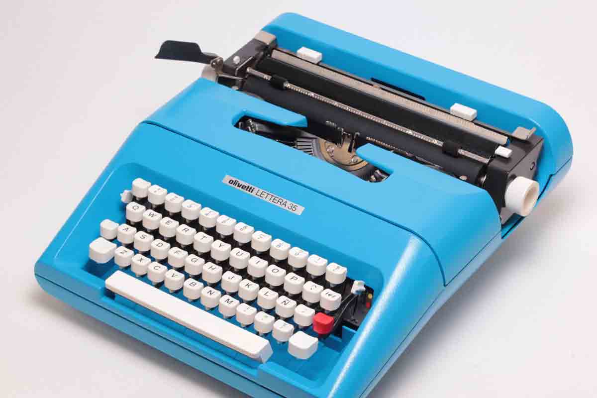 typewriter | వింటేజ్ టైప్‌రైట‌ర్ల‌కు పెరిగిన డిమాండ్‌.. ఆన్‌లైన్‌లో కొనేందుకు యువ‌త ఆస‌క్తి