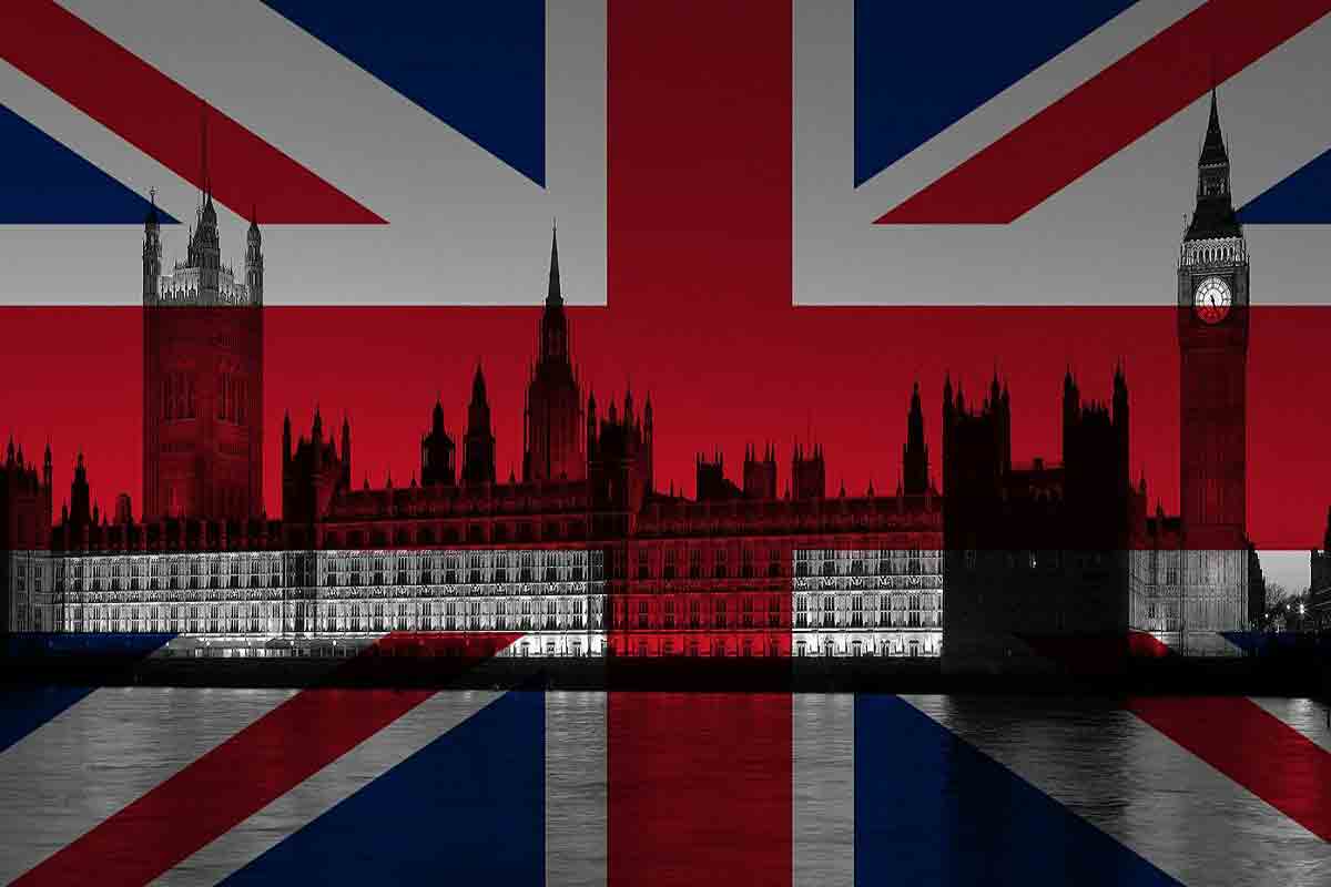 చంటిబిడ్డ‌తో స‌భ‌కు హాజ‌ర‌వుతారా? ఎంపీపై అధికారుల ఆగ్రహం