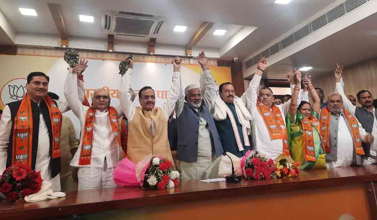 Uttarpradesh MLCs: యూపీలో స‌మాజ్‌వాది పార్టీకి షాక్‌.. ఎన్నిక‌ల వేళ బీజేపీలోకి న‌లుగురు ఎమ్మెల్సీలు