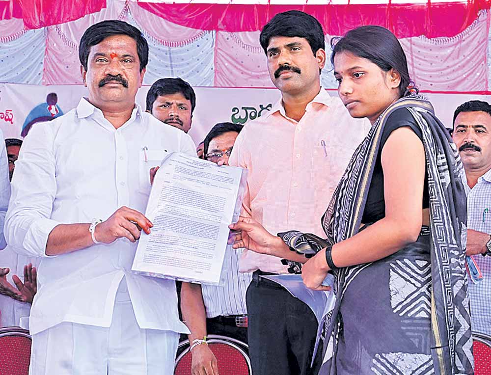 వీర జవాన్‌ కుటుంబానికి సర్కారు అండ