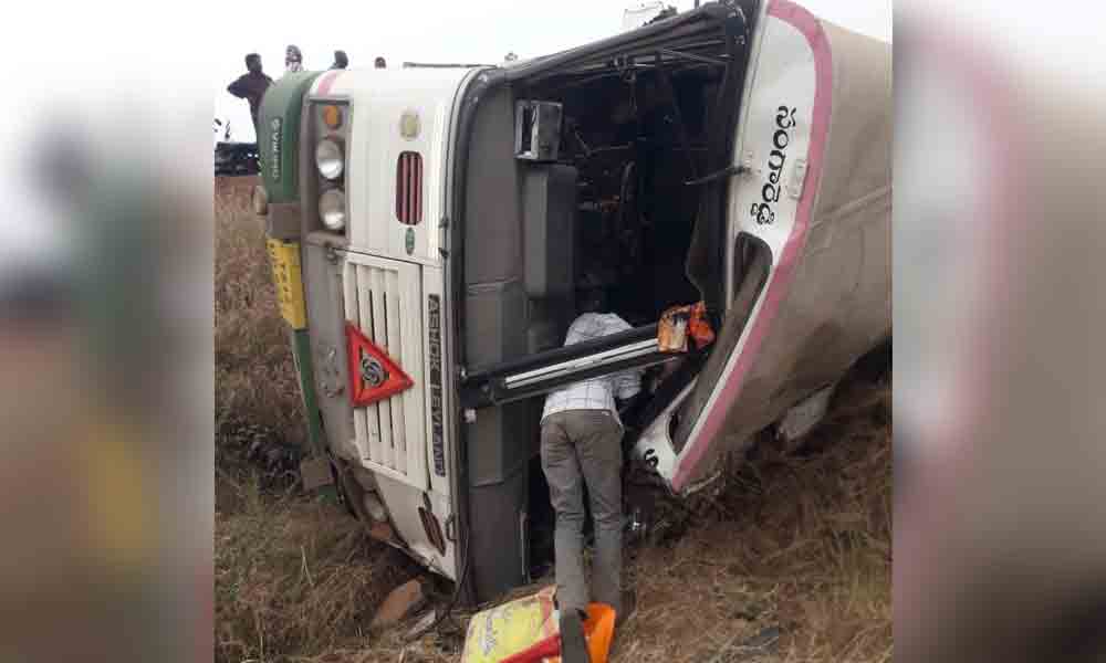 ఆర్టీసీ బస్సు బోల్తా.. 20 మందికి గాయాలు